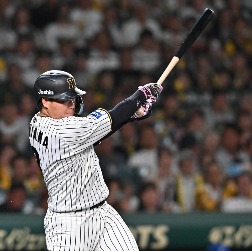 　３回、適時二塁打を放つ大山（撮影・西田忠信）