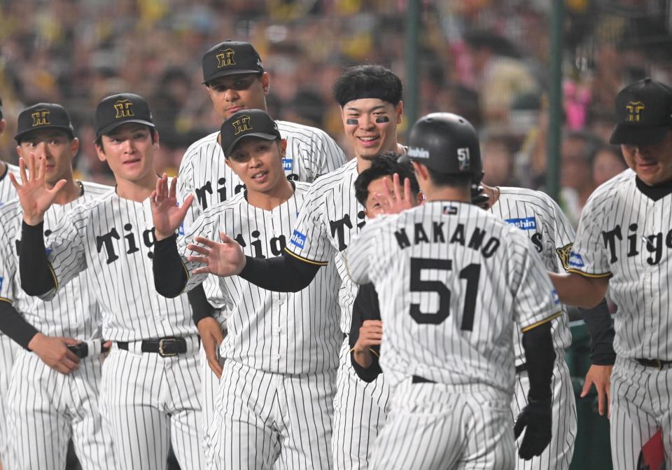 　３回、中野を迎える阪神ナイン（撮影・飯室逸平）