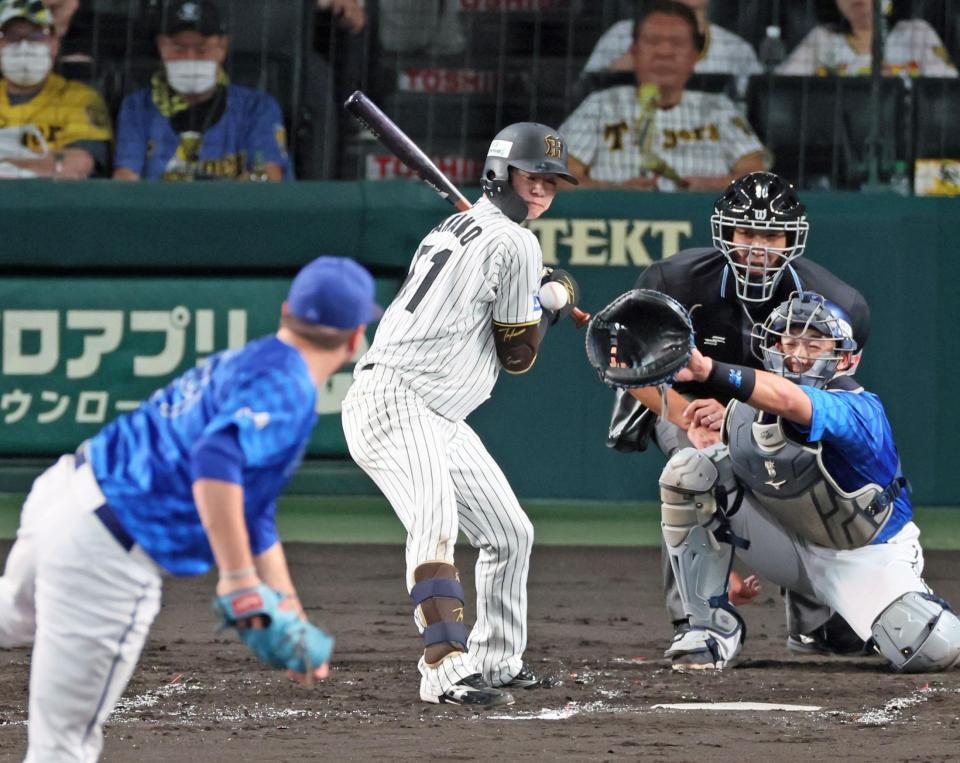 　３回、死球を受ける中野（撮影・立川洋一郎）