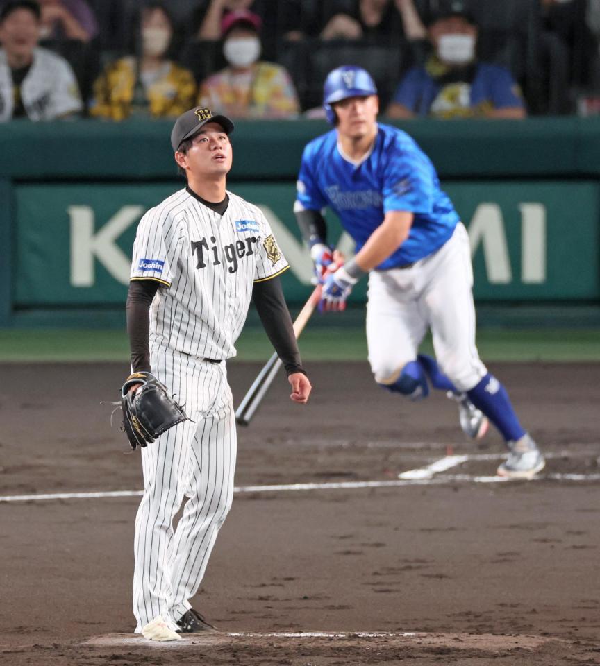 　１回、筒香を左飛に打ち取る高橋（撮影・立川洋一郎）