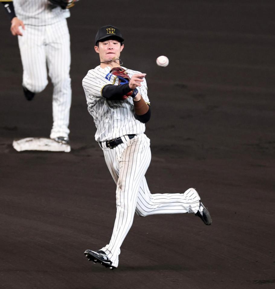 　６回、中野は蝦名の打球を捕球し一塁アウトにする（撮影・山口登）