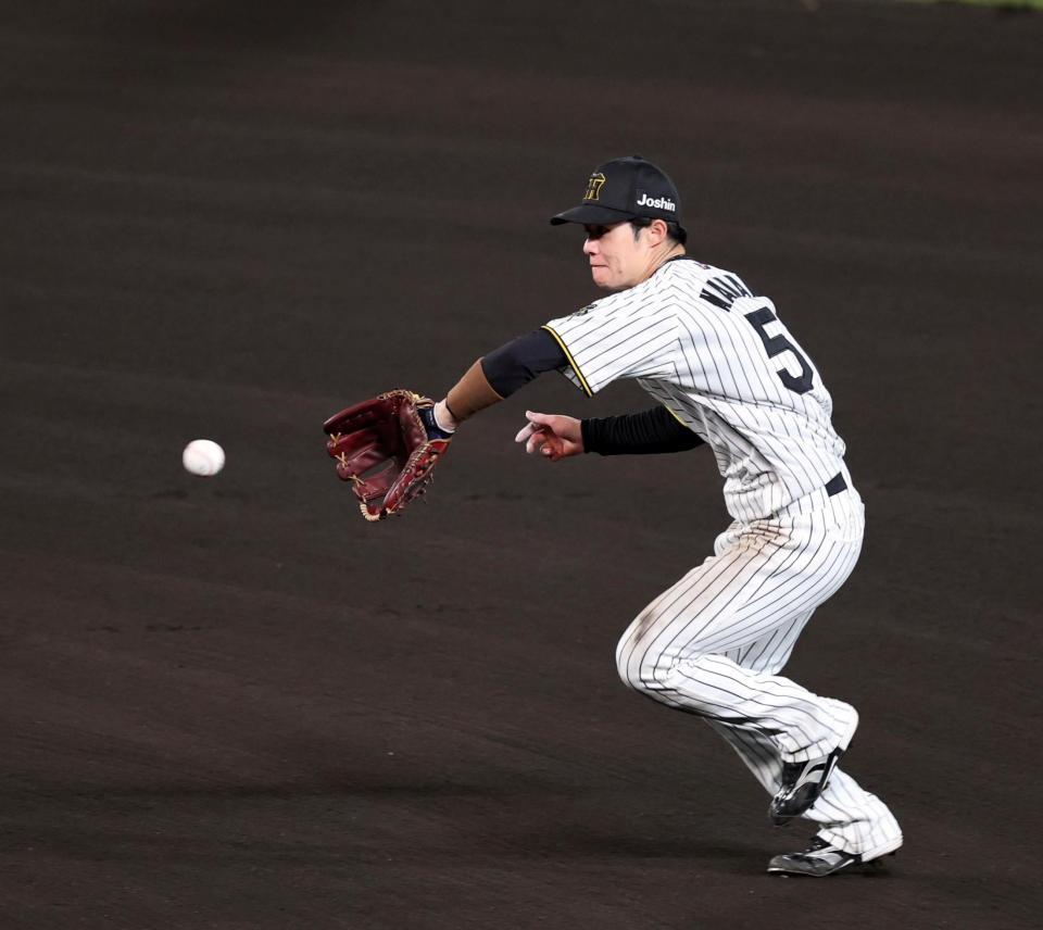 ６回、中野は蝦名の打球を捕球し一塁アウトにする（撮影・山口登）