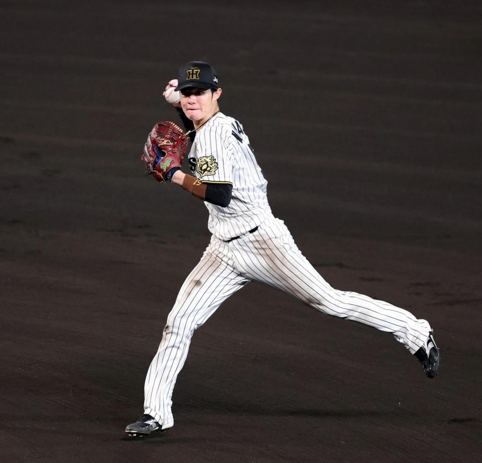 　６回、中野は蝦名の打球を捕球し一塁アウトにする（撮影・山口登）