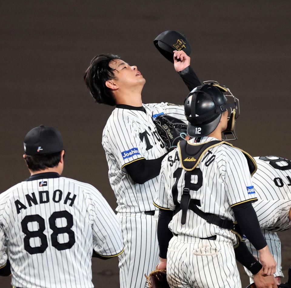 　８回、高橋は松尾に中前打を許しナインがマウンドに集まる（撮影・山口登）