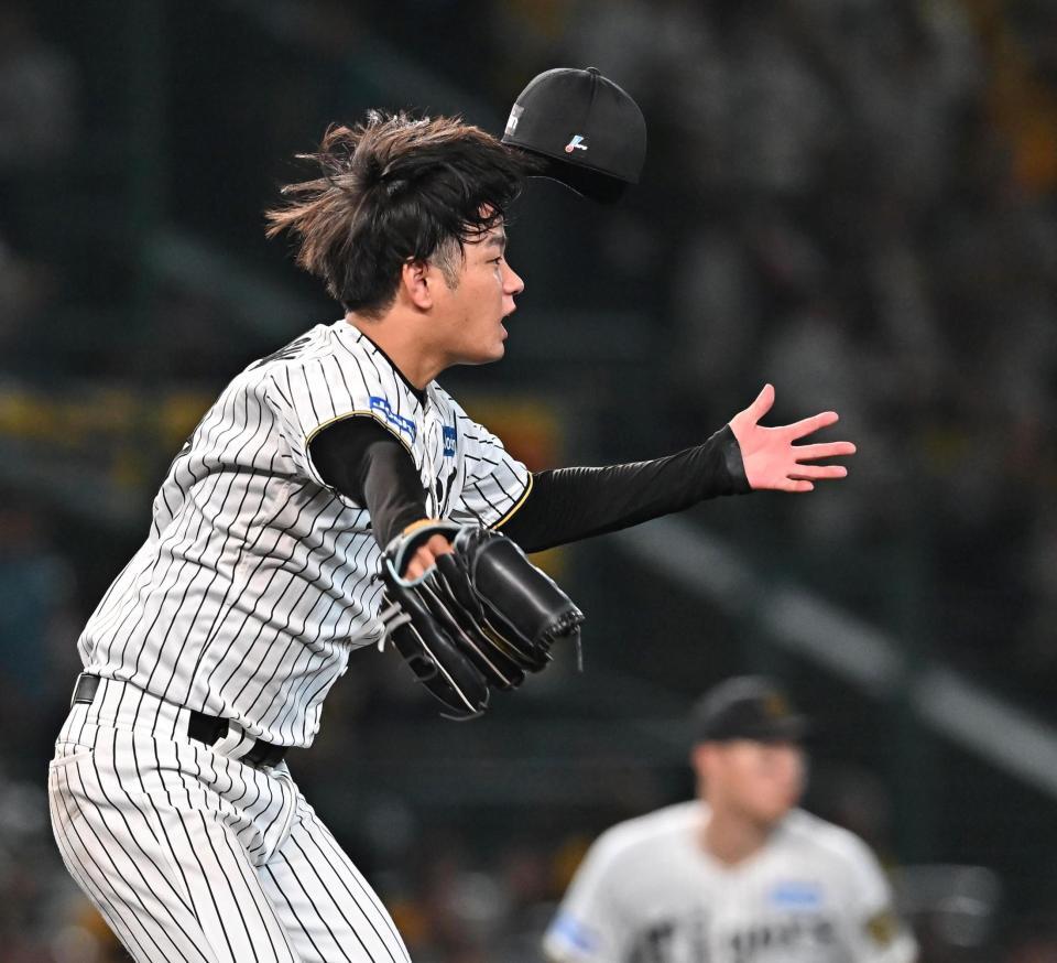 　８回、林の打球に飛びつく高橋（撮影・西田忠信）