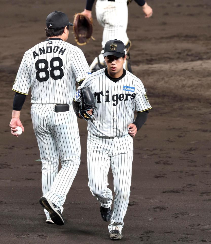 　８回途中、好投した高橋はマウンドを降りる（撮影・山口登）