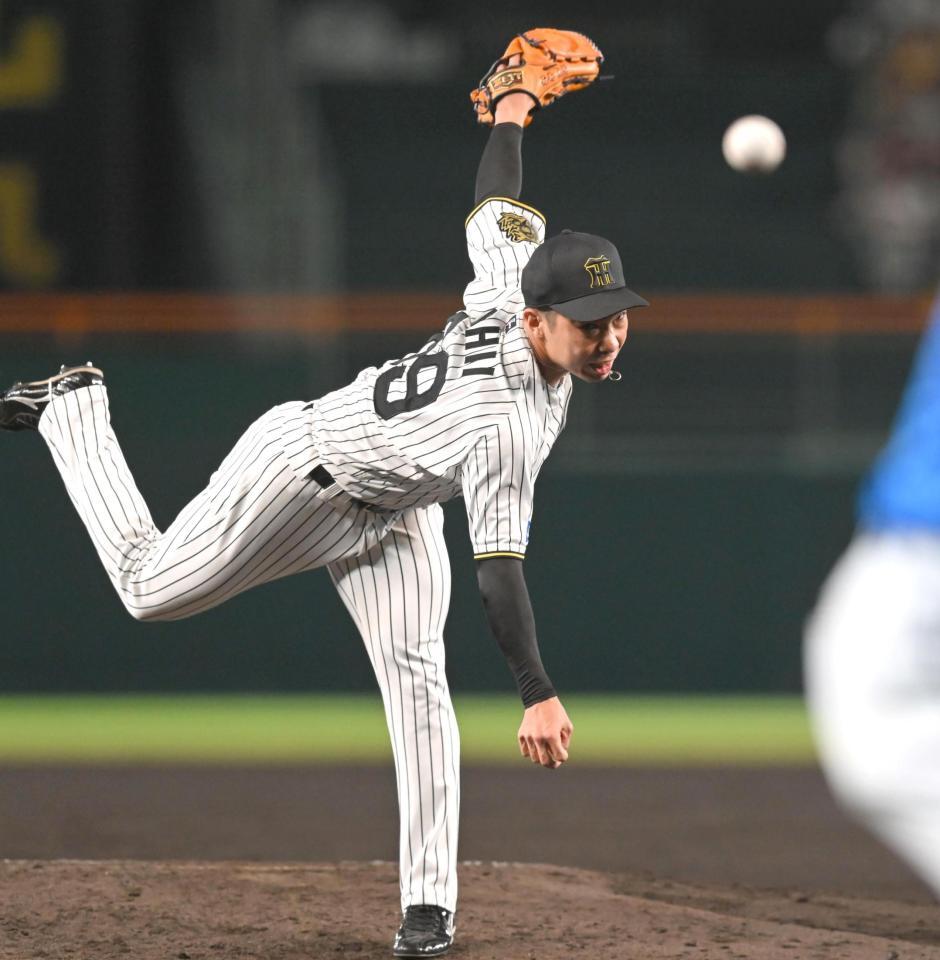 　８回、好リリーフを見せる石井（撮影・飯室逸平）