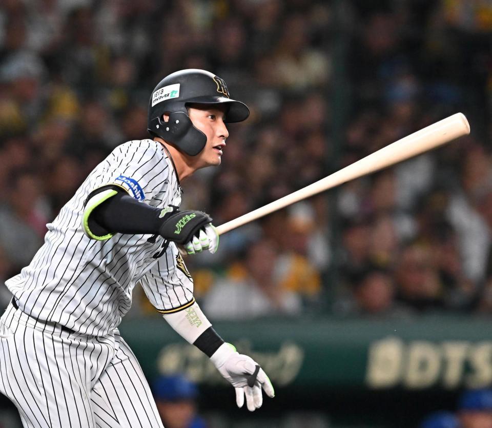 　６回、二塁打を放つ木浪（撮影・西田忠信）