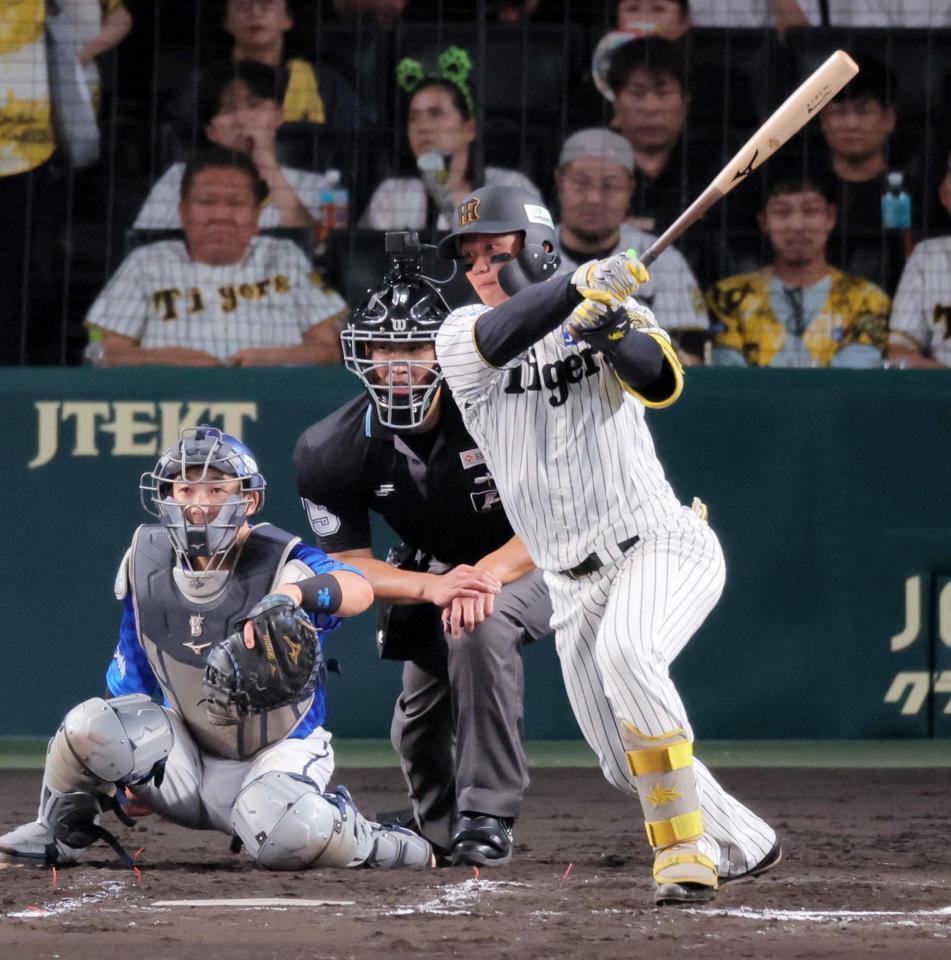 　７回、二塁打を放つ森下