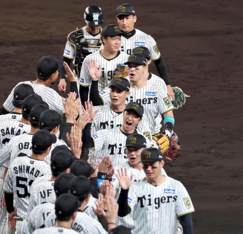 　日本シリーズ進出を決め喜ぶ佐藤輝ら阪神ナイン（撮影・山口登）