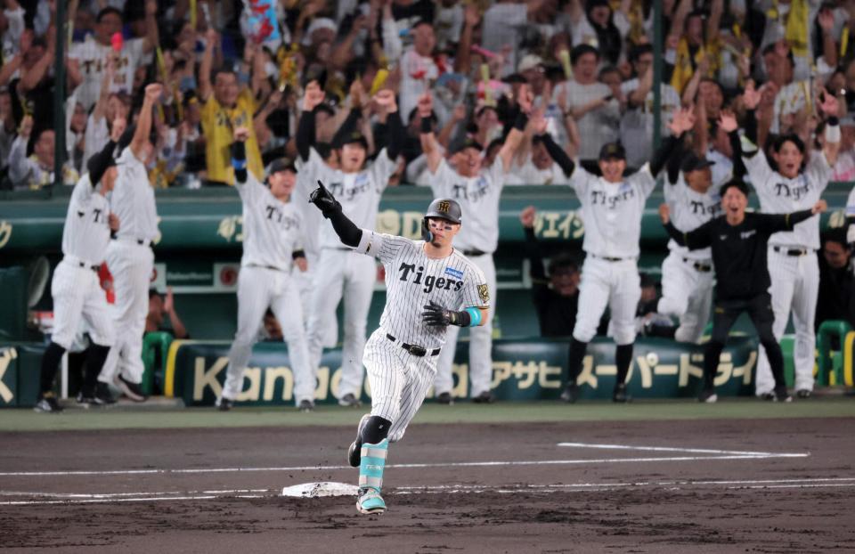 　１回、先制３ランを放ち右腕を突き上げる佐藤輝