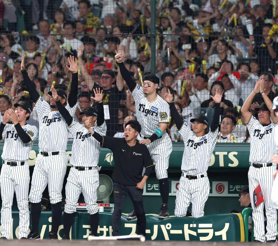 　３回、大山が適時二塁打を放ち、拳を上げる佐藤輝（中央）＝撮影・北村雅宏