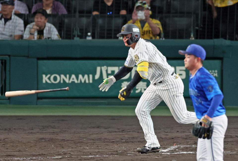 　７回、右翼線へ二塁打を放つ森下（撮影・立川洋一郎）