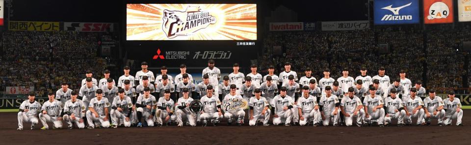 　記念写真に納まる阪神ナイン（撮影・飯室逸平）