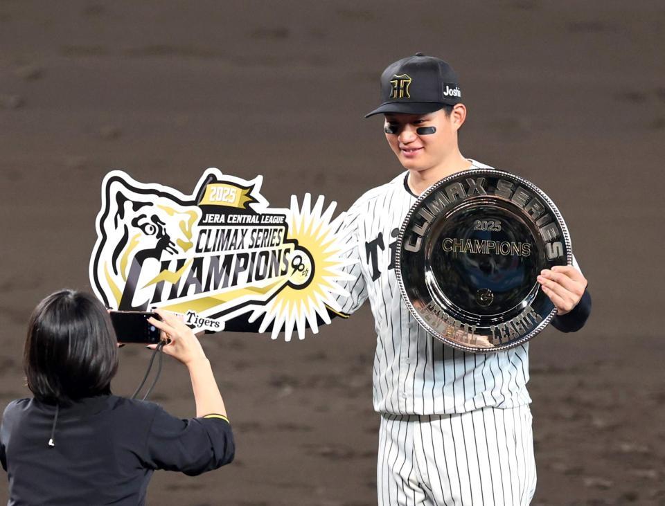 　優勝シャーレを手に写真に納まる森下（撮影・山口登）