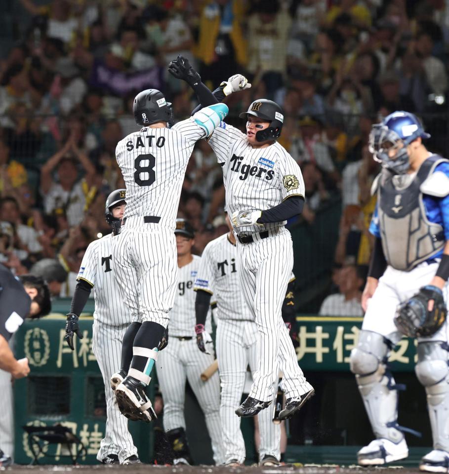 　１回、先制３ランを放った佐藤輝とタッチを交わす森下（中央右）＝撮影・北村雅宏