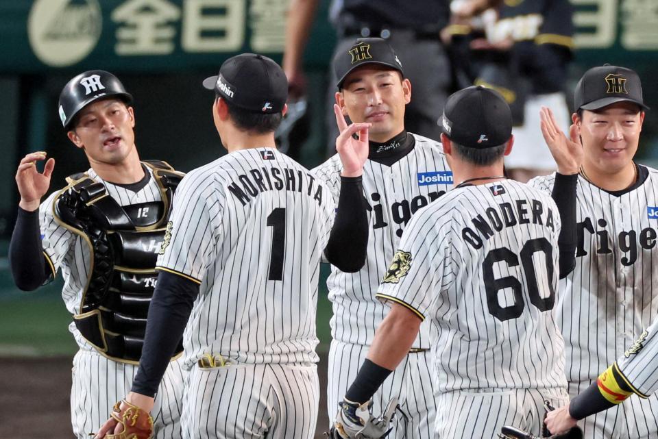 　最後を締めくくり笑顔でタッチを交わす岩崎（中央）＝撮影・立川洋一郎