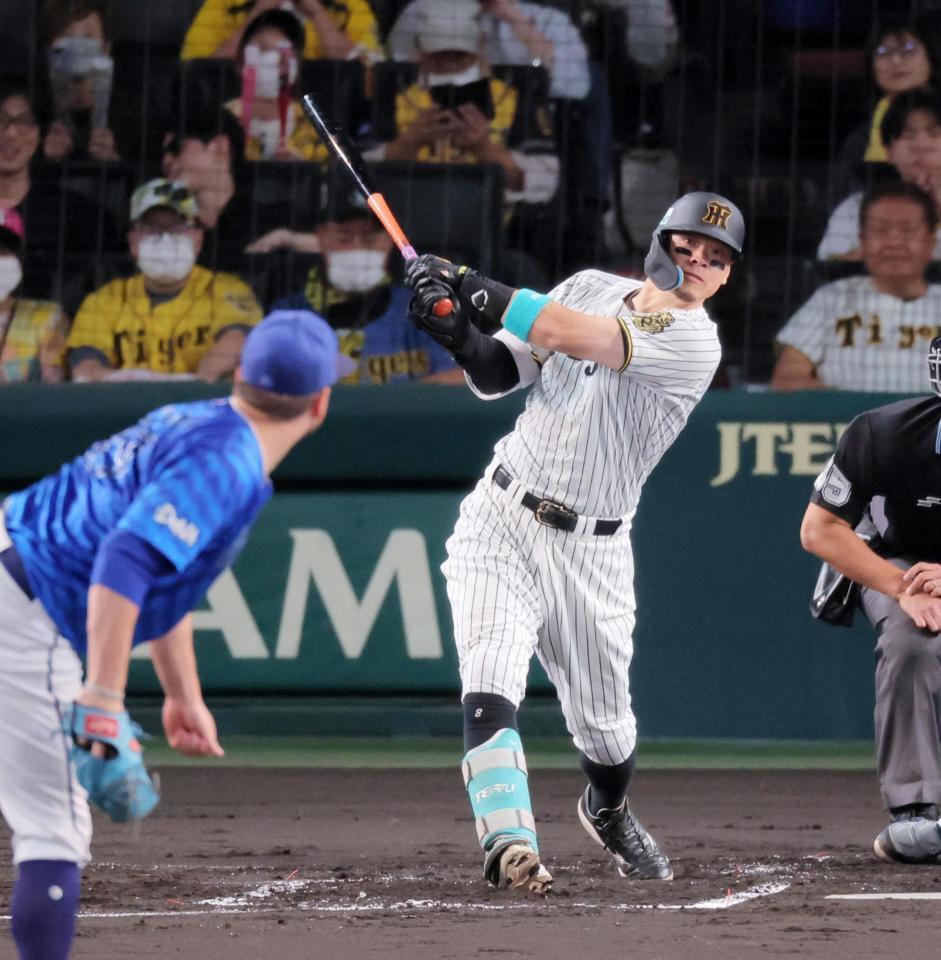 　１回、先制３ランを放つ佐藤輝