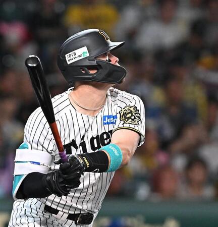 　１回、先制３ランを放つ佐藤輝（撮影・西田忠信）