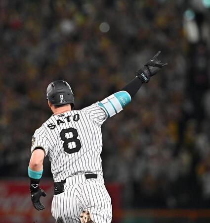　１回、先制３ランを放ちスタンドを指さす佐藤輝（撮影・西田忠信）