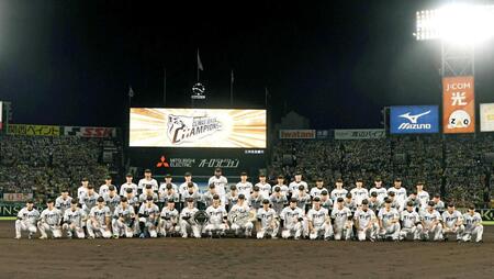 　記念写真に納まる阪神ナイン（撮影・飯室逸平）
