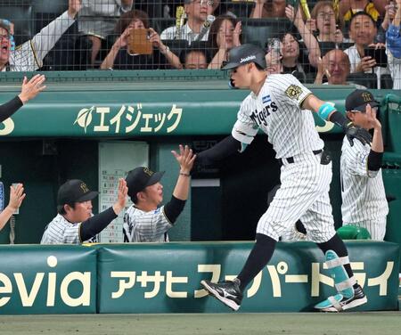 　１回、先制３ランを放った佐藤輝（手前）とタッチを交わす藤川監督（撮影・立川洋一郎）