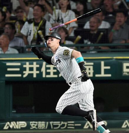 　１回、先制３ランを放つ佐藤輝