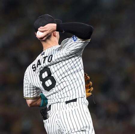 　１回、桑原のゴロを一塁へ悪送球する佐藤輝（撮影・北村雅宏）