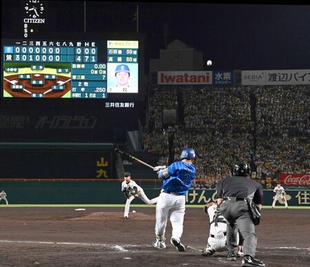 　８回、牧を一飛に打ち取る高橋。ここまでＤｅＮＡ打線を無安打に抑える（撮影・飯室逸平）