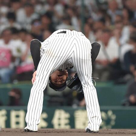 　８回途中、交代を告げられた高橋（撮影・北村雅宏）