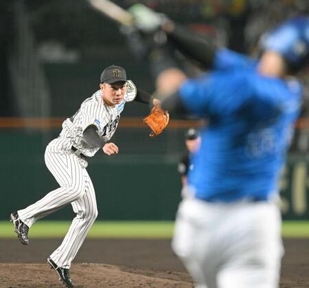 　８回、蝦名を空振り三振に斬る石井