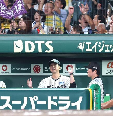 　ファイナルステージを突破し、手をたたく藤川監督（左）＝撮影・北村雅宏