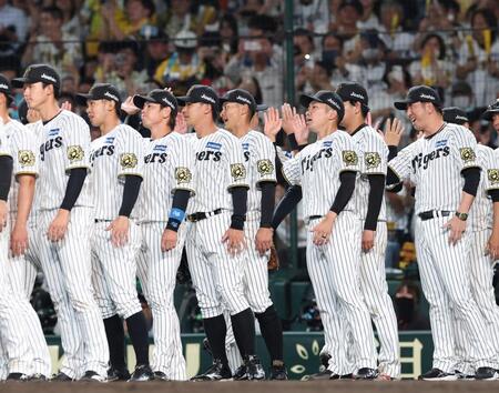 　日本シリーズ進出を決め、ナインを迎える藤川監督（右端）＝撮影・北村雅宏
