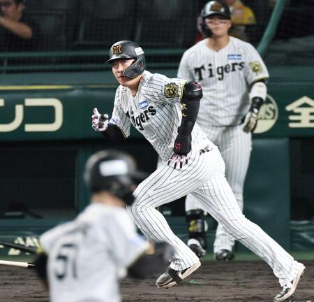 　３回、適時二塁打を放つ大山