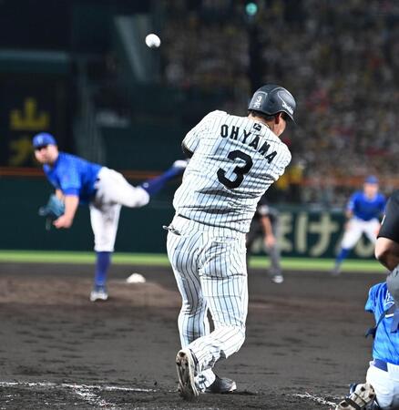 　３回、適時打を放つ大山（撮影・飯室逸平）