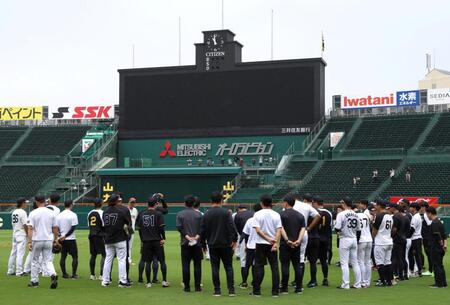 　練習前、円陣を組む阪神ナインら（撮影・北村雅宏）