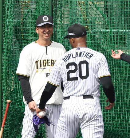 　シート打撃を笑顔で見守る藤川監督（左）＝撮影・山口登