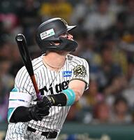 　１回、先制３ランを放つ佐藤輝（撮影・西田忠信）