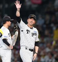 　日本シリーズ進出を決め、ファンの声援に応える藤川監督（撮影・北村雅宏）