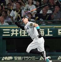　１回、先制３ランを放つ佐藤輝