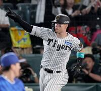 　１回、先制３ランを放った佐藤輝（撮影・田中太一）