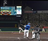 　８回、牧を一飛に打ち取る高橋。ここまでＤｅＮＡ打線を無安打に抑える（撮影・飯室逸平）