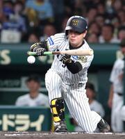 　６回、犠打バントを決める高橋（撮影・北村雅宏）