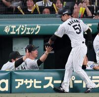 　３回裏、大山の適時二塁打で生還した中野（右）を迎える藤川監督