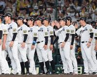 　日本シリーズ進出を決め、ナインを迎える藤川監督（右端）＝撮影・北村雅宏