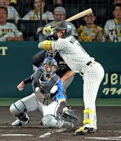 　１回、死球を受ける森下（撮影・立川洋一郎）