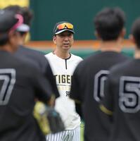 　練習前の円陣で話をする藤川監督（撮影・北村雅宏）