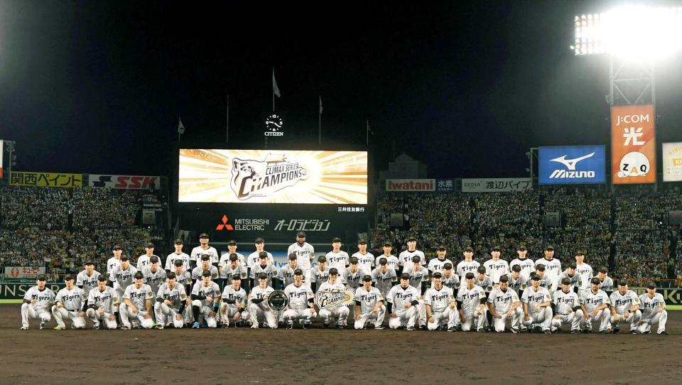 　記念写真に納まる阪神ナイン（撮影・飯室逸平）