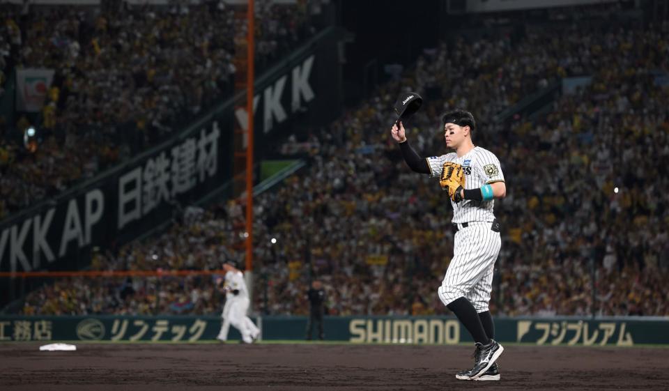 　１回、先制３ランを放った佐藤輝はファンの声援に応える（撮影・北村雅宏）