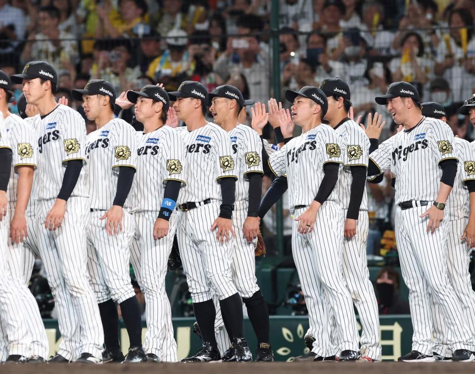 　日本シリーズ進出を決め、ナインを迎える藤川監督（右端）＝撮影・北村雅宏